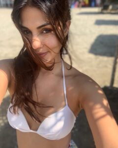 Rhea Chakraborty Instagram - Fav highlighter - Sunshine ☀️ #rheality