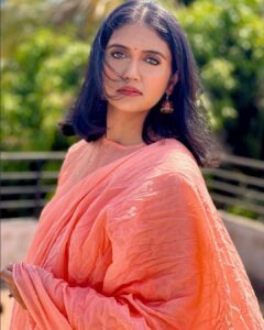 Rinku Rajguru Instagram - "THE TRUE BEAUTY IN A WOMAN IS
REFLECTED IN HER SOUL.🌸💕
Outfit: @advikafashion_