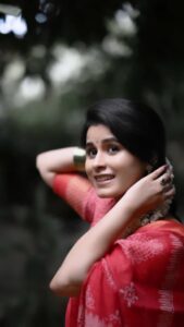 Rithika Tamil Selvi Instagram - மலரும் காலைப்பொழுது ஒளிரும் சூரியன் போல் பிரகாசமாய் அமையட்டும் . இனிய காலை வணக்கம் 😊❤️ VC @balaartphotography #rithika #tamil_rithika #rithikavijaytv #vijaystars #vijaytelevision #PrimeReels