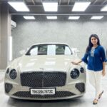 Rithika Tamil Selvi Instagram - Wow… what a car!!! Chumma oru photo😉 . . . . . #rithika #tamil_rithika #rithikavijaytv #vijaystars