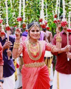 Rithika Tamil Selvi Instagram - Looking back at my big day❤️😍

Beautiful saree @ar_handlooms_kuthampully 
Customised blouse @knotweddinghouse 

#rithika #tamil_rithika #rithikawedding #rithikaweddingstories #rithikaweddingsaree #vijaytvrithika #rithikatamilselvi #weddingsaree #keralawedding #traditionalsaree