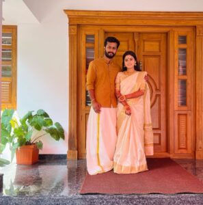 Rithika Tamil Selvi Instagram - எங்கள் திருமணத்திற்க்கு வாழ்த்திய அனைத்து நல் உள்ளங்களுக்கும் எமது மனமார்ந்த நன்றிகள்🙏🏻🤗❤️
.
.
.
.
.
#rithika #tamil_rithika #rithikawedding #rithikamarriage