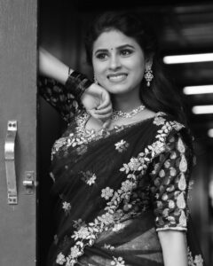 Rithika Tamil Selvi Instagram - விநாயகர் சதுர்த்தி நல்வாழ்த்துக்கள்🙏😊
. 
. 
. 
Pc : @vishnukanth_gk

#rithika #tamil_rithika #vijaystars #rithikavijaytv #baakiyalakshmi #baakiyalakshmi_serial #baakiyalakshmi_vijaytv #blacklove #traditionalwear #halfsaree
