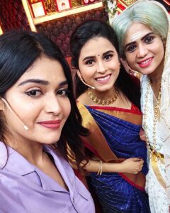 Rithika Tamil Selvi Instagram - Happy faces 😀❤
. 
. 
. 
#Rithika #rithikacookwithcomali #cookwithcomali2 #cookwithcomalicelebration #cookwithcomaliseason2 #cookwithcomalifamily #cookwithcomali #vijaystars #vijaytelevision #vijaytvartist #vijaytvshows #stressbuster #tamil_rithika #tamilselvi_rithika #rithikavijaytv #rithikacwc