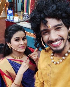 Rithika Tamil Selvi Instagram - Happy faces 😀❤
. 
. 
. 
#Rithika #rithikacookwithcomali #cookwithcomali2 #cookwithcomalicelebration #cookwithcomaliseason2 #cookwithcomalifamily #cookwithcomali #vijaystars #vijaytelevision #vijaytvartist #vijaytvshows #stressbuster #tamil_rithika #tamilselvi_rithika #rithikavijaytv #rithikacwc