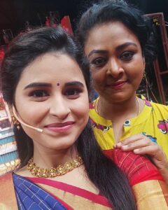 Rithika Tamil Selvi Instagram - Happy faces 😀❤
. 
. 
. 
#Rithika #rithikacookwithcomali #cookwithcomali2 #cookwithcomalicelebration #cookwithcomaliseason2 #cookwithcomalifamily #cookwithcomali #vijaystars #vijaytelevision #vijaytvartist #vijaytvshows #stressbuster #tamil_rithika #tamilselvi_rithika #rithikavijaytv #rithikacwc