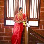 Rithika Tamil Selvi Instagram – Looking back at my big day❤️😍

Beautiful saree @ar_handlooms_kuthampully 
Customised blouse @knotweddinghouse 

#rithika #tamil_rithika #rithikawedding #rithikaweddingstories #rithikaweddingsaree #vijaytvrithika #rithikatamilselvi #weddingsaree #keralawedding #traditionalsaree
