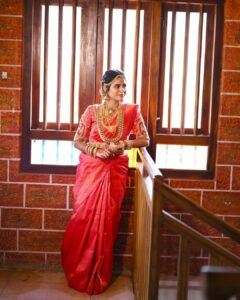 Rithika Tamil Selvi Instagram - Looking back at my big day❤️😍

Beautiful saree @ar_handlooms_kuthampully 
Customised blouse @knotweddinghouse 

#rithika #tamil_rithika #rithikawedding #rithikaweddingstories #rithikaweddingsaree #vijaytvrithika #rithikatamilselvi #weddingsaree #keralawedding #traditionalsaree