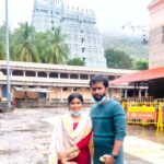 Rithika Tamil Selvi Instagram – ஓம் நம சிவாய🙏🏻
@vinun43 
.
.
.
#thiruvannamalaitemple #arulmiguarunachaleswarartemple #tiruvannamalai #rithika #tamil_rithika #vinurithika #vijaystars #vijaytelevision Annamalayar Temple Tiruvannamalai