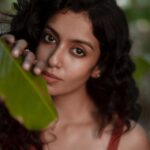 Roshini Haripriyan Instagram - Eyes tell what words can’t 🤍 Photography @irst_photography #roshniharipriyan #red #potraits