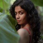 Roshini Haripriyan Instagram - Eyes tell what words can’t 🤍 Photography @irst_photography #roshniharipriyan #red #potraits