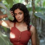 Roshini Haripriyan Instagram - Eyes tell what words can’t 🤍 Photography @irst_photography #roshniharipriyan #red #potraits
