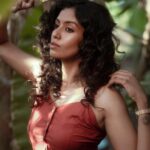 Roshini Haripriyan Instagram - Eyes tell what words can’t 🤍 Photography @irst_photography #roshniharipriyan #red #potraits
