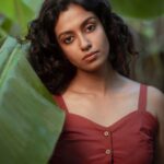 Roshini Haripriyan Instagram - Eyes tell what words can’t 🤍 Photography @irst_photography #roshniharipriyan #red #potraits