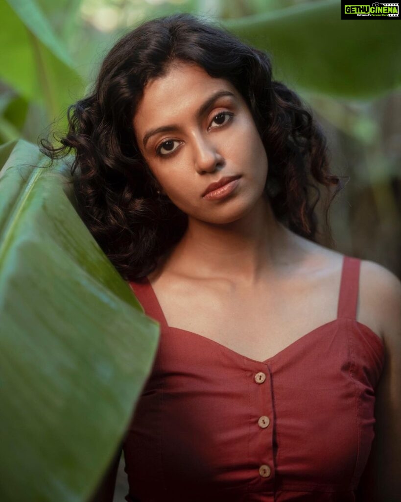 Roshini Haripriyan Instagram - Eyes tell what words can’t 🤍 Photography @irst_photography #roshniharipriyan #red #potraits