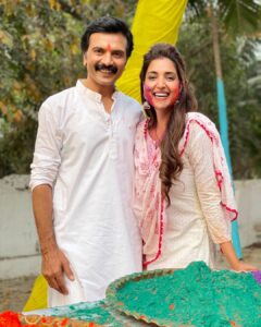 Rupali Bhosale Instagram - रंग प्रेमाचा, रंग स्नेहाचा, रंग नात्यांचा, रंग बंधाचा, रंग हर्षाचा, रंग उल्हासाचा, रंग नव्या उत्सवाचा साजरा करू होळी संगे…
रंग नाविन्याचा, रंग चैतन्याचा,रंग यशाचा, रंग समृद्धीचा होळीच्या रंगात रंगून जावो तुमचे जीवन आनंदून वसंताच्या आगमनासाठी वृक्ष नटले आहेत जुनी पाने गळून नवी पालवी मिरवीत आहेत रंग-बेरंगी रंगाची उधळण करीत आहेत जुने नको ते होळीत टाकून तुम्ही ही, रंगा-रंगार - रंगुन जा 

रंगपंचमीच्या हार्दिक शुभेच्छा!
.
.
.
.
.
#FestiveVibes #HappyHoli #AnirudhaSanjana #FeelLife  #LifeIsBeautiful #Colorful #GratitudeAttitude #TuesdayVibes #RupaliBhosle #MilindGawali #RockingRupali #RupaliWinningHearts  #KeepLoving #AaiKutheKayKarte 🧿