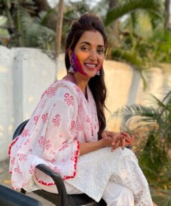 Rupali Bhosale Instagram - रंग प्रेमाचा, रंग स्नेहाचा, रंग नात्यांचा, रंग बंधाचा, रंग हर्षाचा, रंग उल्हासाचा, रंग नव्या उत्सवाचा साजरा करू होळी संगे…
रंग नाविन्याचा, रंग चैतन्याचा,रंग यशाचा, रंग समृद्धीचा होळीच्या रंगात रंगून जावो तुमचे जीवन आनंदून वसंताच्या आगमनासाठी वृक्ष नटले आहेत जुनी पाने गळून नवी पालवी मिरवीत आहेत रंग-बेरंगी रंगाची उधळण करीत आहेत जुने नको ते होळीत टाकून तुम्ही ही, रंगा-रंगार - रंगुन जा 

रंगपंचमीच्या हार्दिक शुभेच्छा!
.
.
.
.
.
#FestiveVibes #HappyHoli #AnirudhaSanjana #FeelLife  #LifeIsBeautiful #Colorful #GratitudeAttitude #TuesdayVibes #RupaliBhosle #MilindGawali #RockingRupali #RupaliWinningHearts  #KeepLoving #AaiKutheKayKarte 🧿