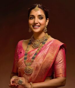Rupali Bhosale Instagram - Gratitude! Gratitude! Gratitude! 

Happy and honoured to be the face of 

@rankajewellersofficial.

Mangalsutra is not just a piece of jewellery. It is an amalgamation of traditions, relations and celebrations.. 
Ranka Jewellers presents Magic of Mangalsutra, an exclusive collection of gold and diamond mangalsutra. Shop from the stores across Pune, PCMC and Thane today!

Makeup @saurabh_kapade 
Styled by @paragjaysingpure 
Clicked by @amitdesaiphotography 
Managed by @creativesparkcelebrity @its_ashwini_shendge 
Brand @rankajewellersofficial 
.
.
.
.
.
.
.
#RankaJewellers #RankaJewellers #Pune #IndianWedding #Bangles #Bracelets #BridalBangles #WeddingJewellery #Jewellery #BridalJewellery #Wedding #IndianBride #Bride #Fashion #JewelleryDesign #DesignerJewellery #FashionJewellery #LifeIsBeautiful #Saree #Traditional #GratitudeAttitude #TeamWork #RankaJewellers #Ad #SundayVibes #RupaliBhosle #RockingRupali #RupaliWinningHearts #KeepLoving