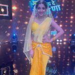 Rupali Bhosale Instagram - Aata hou de Dhingana Maha Aatim Shohala Makeup @mhatresameer60 Hair @ruksar__99 . . . . . . #LifeIsBeautiful #Rumi #FeelLife #PositiveVibes #FeelItReelIt #Video #TrendingReels #February #FebruaryVibes #Monday #MondayMood #InstaReel #Ootd #RupaliBhosle #RockingRupali #RupaliWinningHearts #KeepLoving #Sanjana #StarPravah #AaiKutheKayKarte 🧿