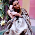 Rupali Bhosale Instagram - I just love this song and had to post this.. goes perfect with this amazing month love❤️ Video by @mandarbhadrike_photography Hair by @ruksar__99 . . . . . . #LifeIsBeautiful #Rumi #FeelLife #PositiveVibes #FeelItReelIt #Video #TrendingReels #February #FebruaryVibes #Saturday #SaturdayNight #SaturdayMood #InstaReel #Ootd #RupaliBhosle #RockingRupali #RupaliWinningHearts #KeepLoving #Sanjana #StarPravah #AaiKutheKayKarte 🧿