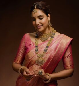 Rupali Bhosale Instagram - Gratitude! Gratitude! Gratitude! 

Happy and honoured to be the face of 

@rankajewellersofficial.

Mangalsutra is not just a piece of jewellery. It is an amalgamation of traditions, relations and celebrations.. 
Ranka Jewellers presents Magic of Mangalsutra, an exclusive collection of gold and diamond mangalsutra. Shop from the stores across Pune, PCMC and Thane today!

Makeup @saurabh_kapade 
Styled by @paragjaysingpure 
Clicked by @amitdesaiphotography 
Managed by @creativesparkcelebrity @its_ashwini_shendge 
Brand @rankajewellersofficial 
.
.
.
.
.
.
.
#RankaJewellers #RankaJewellers #Pune #IndianWedding #Bangles #Bracelets #BridalBangles #WeddingJewellery #Jewellery #BridalJewellery #Wedding #IndianBride #Bride #Fashion #JewelleryDesign #DesignerJewellery #FashionJewellery #LifeIsBeautiful #Saree #Traditional #GratitudeAttitude #TeamWork #RankaJewellers #Ad #SundayVibes #RupaliBhosle #RockingRupali #RupaliWinningHearts #KeepLoving