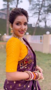 Rupali Bhosale Instagram - हिंदू नववर्षाचा पहिला दिवस म्हणजेच गुढीपाडवा.. ह्या दिवशी चैतन्याची गुढी उभारून नववर्षाचं स्वागत केलं जातं. गुढी पाडव्यानिमित्त मुंबईत गिरगावमध्ये मोठी शोभा यात्रा निघते. या शोभा यात्रेत दरवर्षी अनेक कलाकार सहभागी होत असतात. यंदा मी देखील मोठ्या उत्साहात या शोभा यात्रेचा भाग झाले होते. यावेळी रांगोळ्या, पारंपरिक ढोलवादन, लोककला प्रकार, मराठी संस्कृती दर्शक रथ आणि मराठमोळ्या साजात रंगलेले हजारो तरुण या शोभा यात्रेत होते. 

Saree & Blouse by @aaishvy_designs 
Nath, Earcuffs, Finger Rings by @nathicha__nakhara 
Moti Chokar by @samarth_creation_2022 
Long Necklace & Waist Chain by @jizajewellerystudio 
Makeup by @mhatresameer60 
Hair by @ruksar__99
.
.
.
.
.
.
#FestiveVibes #GudiPadwa2023 #LifeIsBeautiful #Saree #Traditional #GratitudeAttitude #WednesdayVibes #RupaliBhosle #RockingRupali #RupaliWinningHearts #KeepLoving #AaiKutheKayKarte #Sanjana 🧿