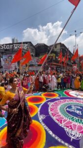 Rupali Bhosale Instagram - गिरगाव शोभायात्रेत सहभागी होऊन स्टार प्रवाहच्या कलाकारांनी साजरा केला आपला गुढीपाडवा 😍
मराठी नवीन वर्षाच्या हार्दिक शुभेच्छा..!! #girgaonshobhayatra 
#गुढीपाडवा #GudhiPadwa2023  #StarPravah

@rupalibhosle