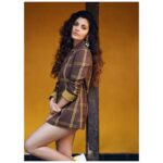 Saiyami Kher Instagram - Dress code for all my 2020 meetings ;) Shot by @kay_sukumar Hmu @loveleen_makeupandhair @_misheeta Style by @shnoy09 Wearing @appapop Earring @azotiique