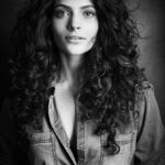 Saiyami Kher Instagram - A series of poems by the very talented @sharvari_marathe ❤️ *Main Dilli Se Nahi Un dilli ki sadkon par Chole kulache ke thele se Garam dhuen se aati hui khushbu ki narmi Sadak ke Dono taraf ke gharon ke beech se aati Din mein bhi, Shaam-si dhoop, ki luka chupi Gharon ke andar ki chai ke saath chalte radio aur logon ki halki bakchaudi Sunsaan toh nahi... par mere sheher jaise bhi nahi Nahi main dilli se nahi Par pata nahi, tere saath yeh sadke bhi kab apni si lagne lagi Aaj maflar kholti hun iss pardes ke ghar mein Toh uun ki nason mein abhi bhi baaki si Aati hai ussi chole kulache ke dhuen ki khushboo Nahi main toh iss sheher se bhi nahi Par yeh toh barson baad bhi, apna lagta bhi nahi! Soochti hun aa jao unhi sadkon mein waapis Ki Shayad woh, tere bina bhi, Phir se iss paraye ko bana le apna! #AlmostLoveStories #MainDilliSeNahi