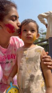 Sameera Sherief Instagram - This is how we celebrated our 1st colour’s festival 🌈 
It really was ‘Rang Lageya Ishqda’
I love you meri jaan! My Heera pie 💎 
Happy Holi From us to you! #MomSon #MomAndSon #SameeraSherief #Arhaan #SyedArhaan #Holi2023