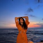 Samiksha Jaiswal Instagram - “Massive waves and stunning vivid evenings.” 🧡 #beach #beachvibes #sunset #orange #ocean #bali #labarissa