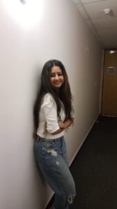 Sana Amin Sheikh Instagram - Aankhon mein base ho tum ! 
90s ka gaana.. 

Reels from the Radio Station ❤️

April 2022 

@mirchi90s 
#Radio #RadioMirchi #RJ #RadioPresenter #FirstJob #AwesomeTeam #TeamWork #LoveForRadio #sunilshetty #sonalibendre  #aankhonmeinbasehotum
#loveforMusic #lovefor90s #90sbollywood #anumallik #mayagovind #Takkar #1995