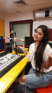 Sana Amin Sheikh Instagram - Arz hai...
Kuch majnoo bane kuch ranjhaa bane...
Kuch romeo kuch farhaad hue...
Is rang roop ki chaahat mein
Jaane kitne barbaad hue...
Yeh (woh) dekho.. 😄😄😄

Ishq toh sirf 90s se.. Mirchi 90s par.. 💗 Hai na.. 

@mirchi90s 
#Bollywood #90s #RadioMirchi #ishq #baawri #AamirKhan #sonalibendre #sarfarosh #jatinlalit #alkayagnik #sameer #isdeewaneladkeko #RJsana #radiojockey #radiopresenter #Ishq ✓