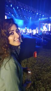 Sana Amin Sheikh Instagram - Sonu Nigam Live in Concert ! 

#sonunigam #sonunigamlive #sonunigamliveinconcert #mahalaxmiracecourse #sonunigamsongs 
#concert #concerts #live #stage #artist #reelsofinstagram #sana #sanaaminsheikh #fan #fanforlife #curls #curlyhair #girlwithcurls #naturalhair #loveformusic #aajarepardesi #madhumati #latamangeshkar #hindimusic #bollywood #actor #rj .. #basbohothuehashtags