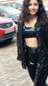 Sana Amin Sheikh Instagram - Only kids who grew up in the 90s will get this song feels.. aah 😍

Look inspired by Karisma Kapoor, our very own Nisha from DTPH.. oofh! 
For Kuch Rang Pyar ke Aise bhi.. 

@beyonddreamsofficial 
#kuchrangpyarkeaisebhi #kuchrangpyarkeaisebhi3 
@therealkarismakapoor @sonunigamofficial @mirchi90s

#diltohpagalhai #mohobbatkabhimainekitohnahithi #music #musicvideos #sonunigam #karismakapoor #srk #shahrukhkhan #croppedtops #blackjacket #blackshrug #90s #90sbollywood #90sfashion #nisha #Curls #curlyhair #sanasheikh