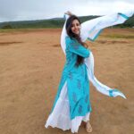 Sana Amin Sheikh Instagram - 💙💙💙 Wearing : @reejhh_official @megha_vashishta 6.7.2021 #collaboration #mahableshwar #panchgani #exursion #suit #suits #indiansuits #sanaaminsheikh #tableland #bluesuit #cottonsuits #cottonsuit #greenery #nature #hills #mountains #maharashtra Mahableshwar