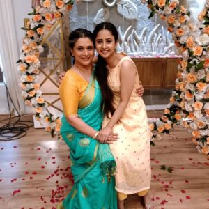 Sana Amin Sheikh Instagram - My first wrap up post (for kuch rang.. ) HAS to be with her.. - Supriya Ji.. the sweeeetest.. 🌸

Wish i would have got more time to spend with u on sets.. 
Such a lovely Lady you are ma'am.. ! 

@supriyapilgaonkar

Ek leo ko doosra leo hee pehchaan sakta hai 🤭😘😛

Kahin na kahin.. kabhi na kabhi milenge zaroor.. ! 

#krpkab #krpkab3 #sanjana #sanasheikh #sanaaminsheikh #sas #supriyapilgaonkar #supriya ji #kuchrangpyarkeaisebhi #sonytv #@sonytvofficial 
@beyonddreamsofficial