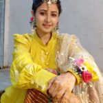 Sana Amin Sheikh Instagram - #CousinKiShadi #haldi 📍 Surat, Gujarat PS: 6 of us wore similar outfits for my cousins haldi ceremony.. shadi ke function ki bhaag daud mein ek saath photo lena hee bhool gaye.. 😐🤭 28 Dec 2022