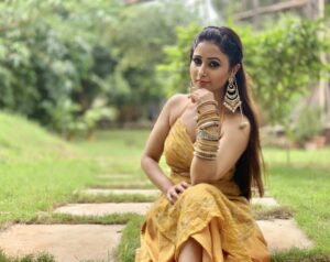 Sana Amin Sheikh Instagram - The Filmcity Vibe. 
On set, #Nazar for Star Plus. 
Styled by @praanavsrathod
Make up and Picture by: @yogesh_gupta4545
24.8.2019
