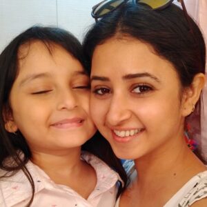 Sana Amin Sheikh Instagram - Some positivity.... My little bhootu... Met her today when we were shooting next to each other's sets.. The sparkle when I meet her... Love to Adrija and Pihu's real life mom as well. 
22.4.18