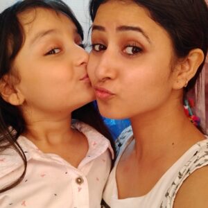 Sana Amin Sheikh Instagram - Some positivity.... My little bhootu... Met her today when we were shooting next to each other's sets.. The sparkle when I meet her... Love to Adrija and Pihu's real life mom as well. 
22.4.18