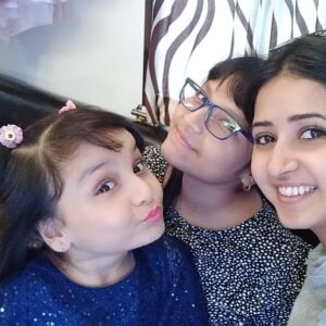 Sana Amin Sheikh Instagram - Some positivity.... My little bhootu... Met her today when we were shooting next to each other's sets.. The sparkle when I meet her... Love to Adrija and Pihu's real life mom as well. 
22.4.18