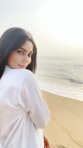 Sana Makbul Instagram - Catch me by the sea 🌊 

Shot by @kiransaphotography 

#sealover#reels#reelkarofeelkaro