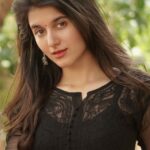 Sanjana Sarathy Instagram - 🎈🎈 @anitakamaraj is a tiger behind the camera… shot these in between shooting for something super duper special to me 🥰, can’t wait for y’all to see it 🧿 . . Also thanks for the beautiful chikankari @elegant_fashion_way 😍 . #ennavaleadiennavale #life #peace #summerbreeze #feels #themfeels #summerbreeze #sanjanasarathy