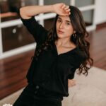 Sanjana Sarathy Instagram - Black is out of fashion…. Said nobody ever 🕶 . . 📸 : @aarontheobed Make up : @chisellemakeupandhair Hair : @vyshalisundaram_hairstylist . . #black #onceyougoblack #dark #chill #blackgirlmagic #positivevibes #positivevibesonly