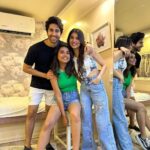 Sanjana Sarathy Instagram - The reunion I never saw coming ♥️ . . .📸 : @miss.iyer . #shooting #cuties #fun #positivevibes #sanjsarathy