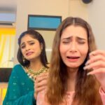 Sara Khan Instagram - In between the shots some fun stuff 😂😂😂😂 #sarakhan #alkasingh #comedy #fun