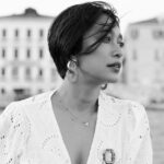 Sayani Gupta Instagram - The beautiful @zeustate took these photos of me on her camera. While we were chilling/walking/sitting in the boat. Somehow it feels quite special now to be photographed with a real camera as opposed to the phone. These photos are like her love letter to me. Since the moment we met on a boat (randomly) in Venice, we couldn’t stop talking. She came to Florence to stay us and we had the most beautiful time.. from carrying around her heavy bag, to getting too lost in conversations to remember to eat, to hunting for food across town, to having the most hilarious adventures to finally finding the most massive, most expensive stake of our lives. But we came out a winning team! We said bye and tore ourselves apart. As @eshwarlog and I went to pick our luggage at the train station, leaving little flowers for her and requesting the guy to hand it over to her when she comes, we bumped into her within a minute at the platform. It was meant to be. We three were meant to meet. We were meant to have a Venetian, Florentine holiday together! It amazes me on how easy it is to find people from your tribe! If your intent is strong I guess! Just grateful to find beautiful souls! 💐🍀🤍🌸 #venice #florence #italia Venice, Italy