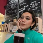 Sayani Gupta Instagram - Not a beer person But when in Prague.. Beer away! With my 🍒@paramitagh @sennistic thanks for the Recco! Fat Cat Brewery & Pub