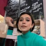 Sayani Gupta Instagram - Not a beer person But when in Prague.. Beer away! With my 🍒@paramitagh @sennistic thanks for the Recco! Fat Cat Brewery & Pub